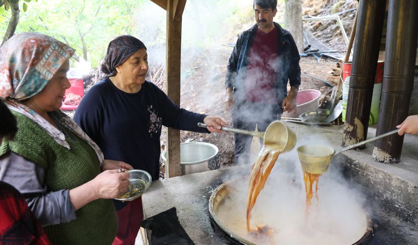 Adana’da 300 Kilo Üzümden Pekmez Mesaisi: Ata Dede Geleneği Yaşatılıyor