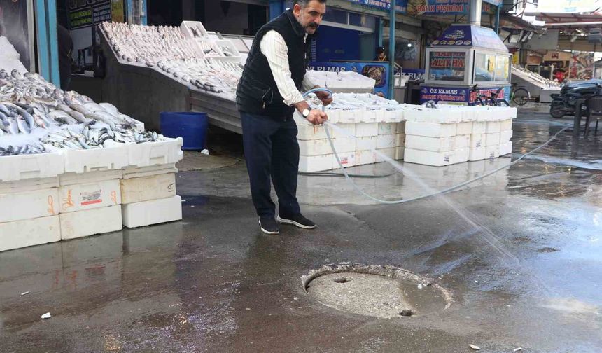 Adana Balıkçılar Pazarı’nda Kanalizasyon Krizi! Esnaf Tıkanıklığı Kendi İmkânlarıyla Açtı