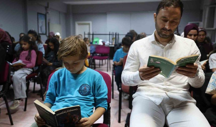 Kozan’da Örnek Etkinlik! Aileler Çocuklarıyla Ekranları Kapatıp Kitaplara Sarıldı