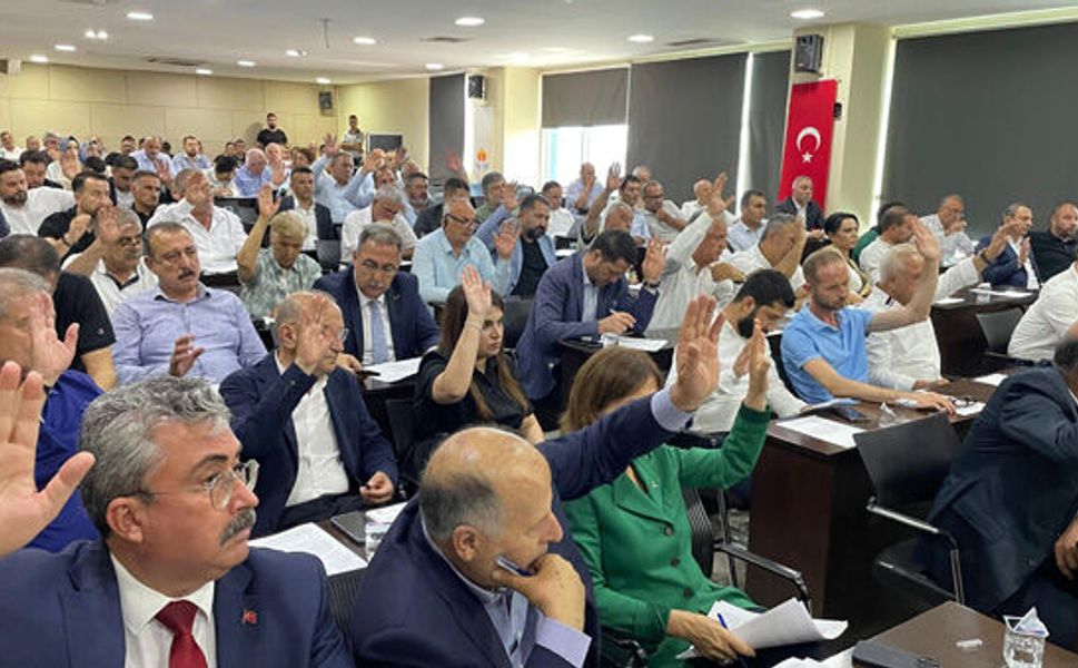 Yüreğir Meclisi'nde Tatil Kulisi: Demirçalı da Gidecek Mi? Kaplıca Mı, Sahil Mi?