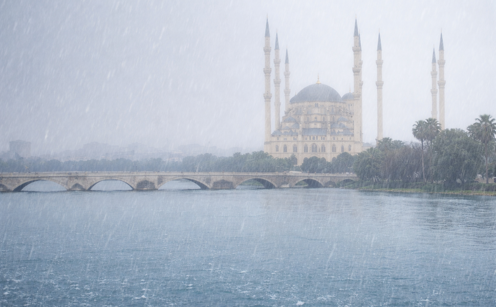 Adana’da Şiddetli Sağanak! Tufanbeyli’de Sokaklar Göle Döndü