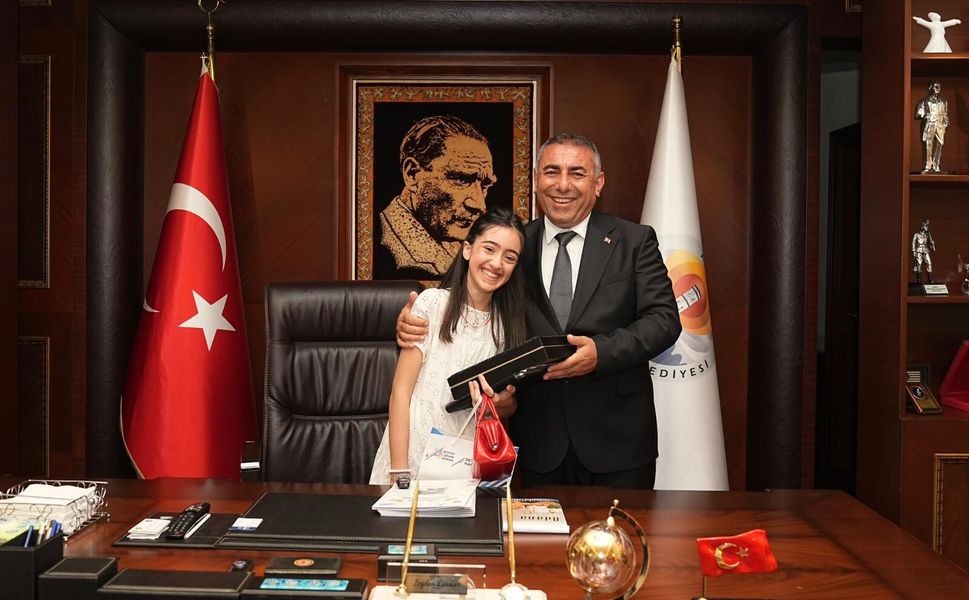 Adana BB Başkanlık Koltuğunda Küçük Yazar Oturdu: Talimatlarını Verdi