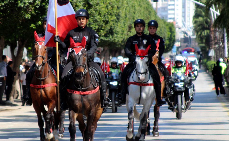 Adana Sokaklarında Gurur Anı! Polis Korteji Büyük İlgi Gördü