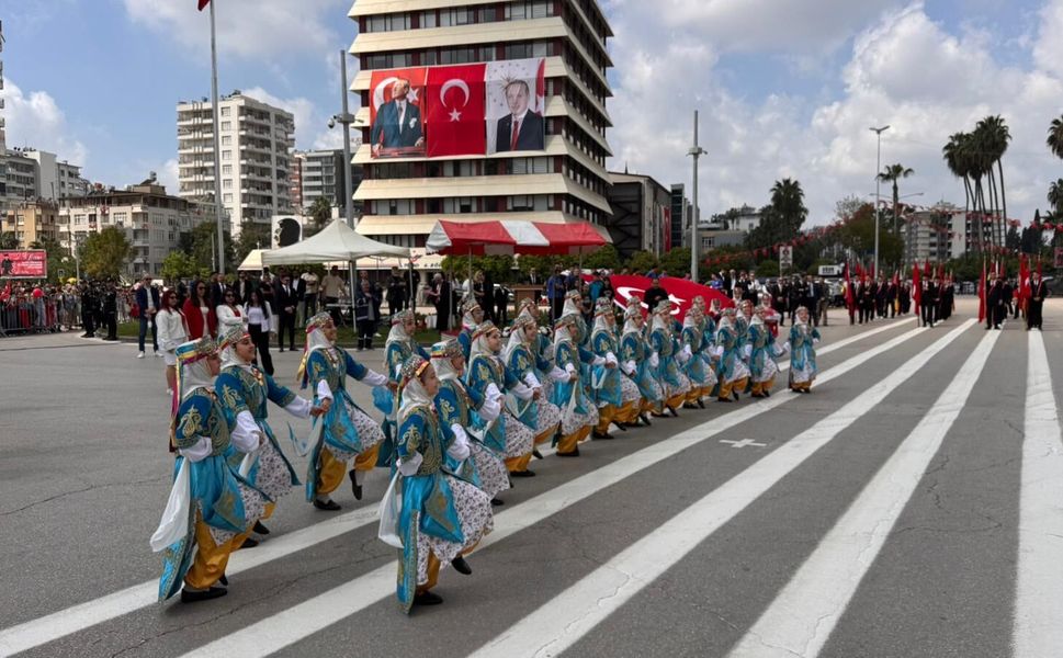 Adana’da 23 Nisan Coşkusu Meydanlara Taştı