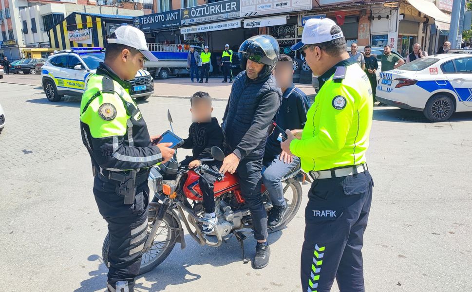 Adana Trafik Uygulamasında Hem Ceza Hem Sevgi: Polis Minik Kalpleri Kazandı