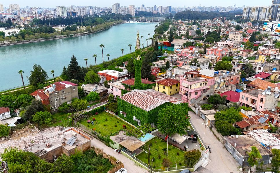 Adana’da Sarmaşıklarla Kaplı Cami Görenleri Hayran Bırakıyor