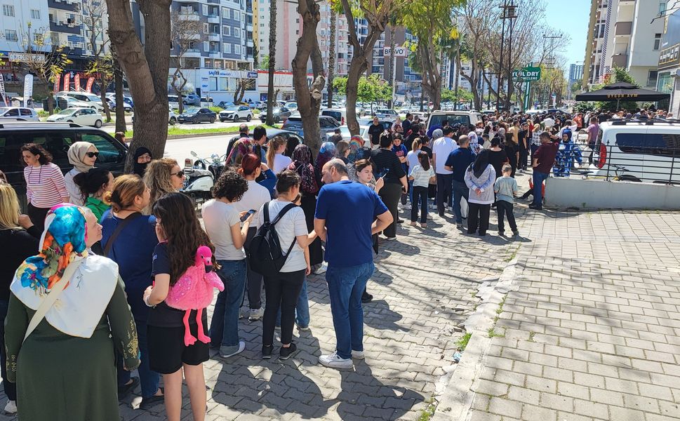 Adana’da İndirim Çılgınlığı: Kampanya İzdihama Neden Oldu