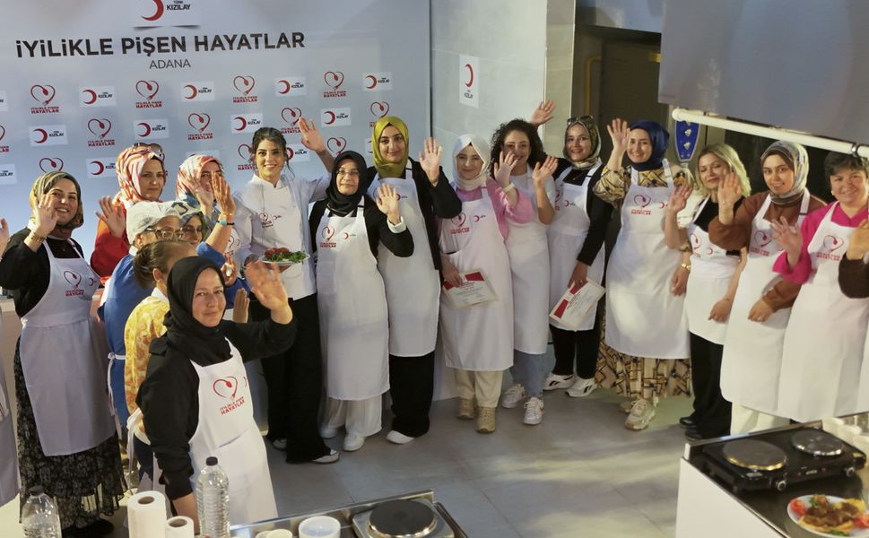 Adana'da Depremzede Kadınlar Ünlü Şeflerle Aynı Mutfakta Buluştu