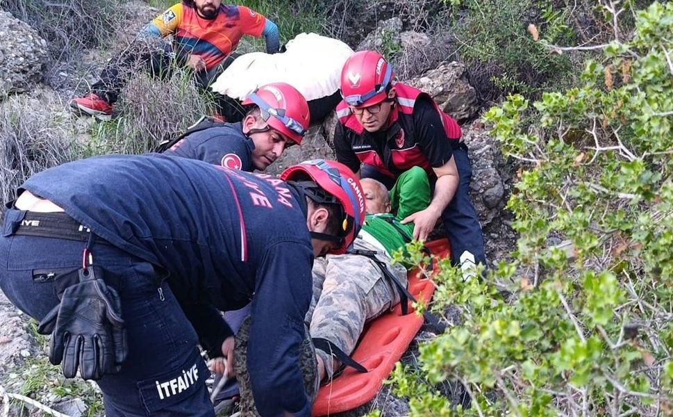 Adana’da Paraşüt Kazası: Ağaçlık Alana Düştü, Kurtarıldı