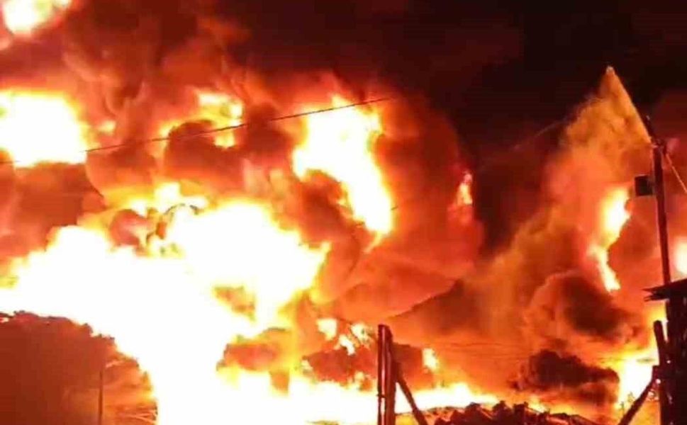 Kozan’da Gece Yarısı Yangını: Sulama Boruları Kül Oldu