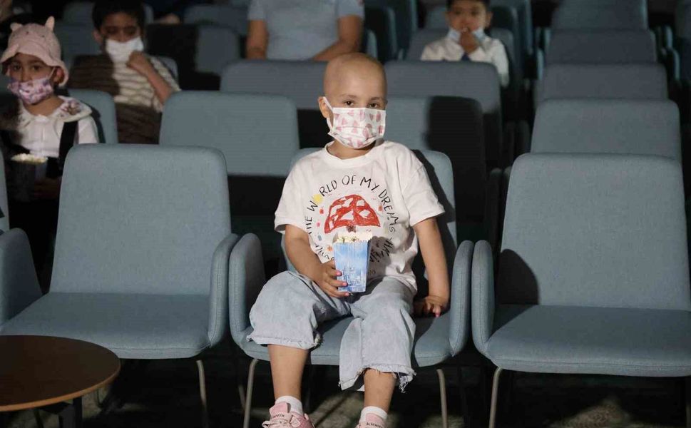 Lösemili Çocuklara 23 Nisan Sürprizi: Hastanede Sinema Keyfi