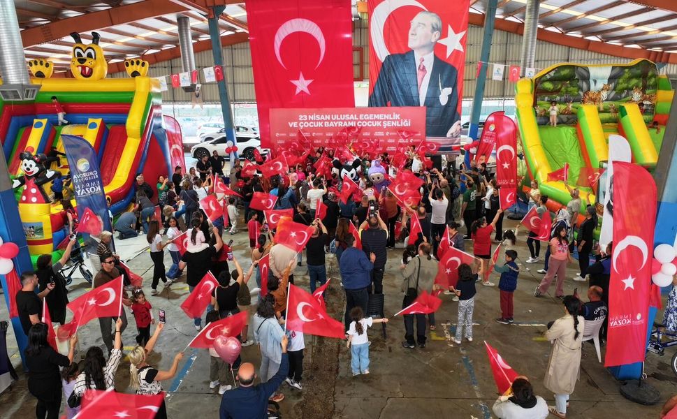 Çukurova'nın 23 Nisan Şenliğinde Binlerce Çocuk Doyasıya Eğlendi