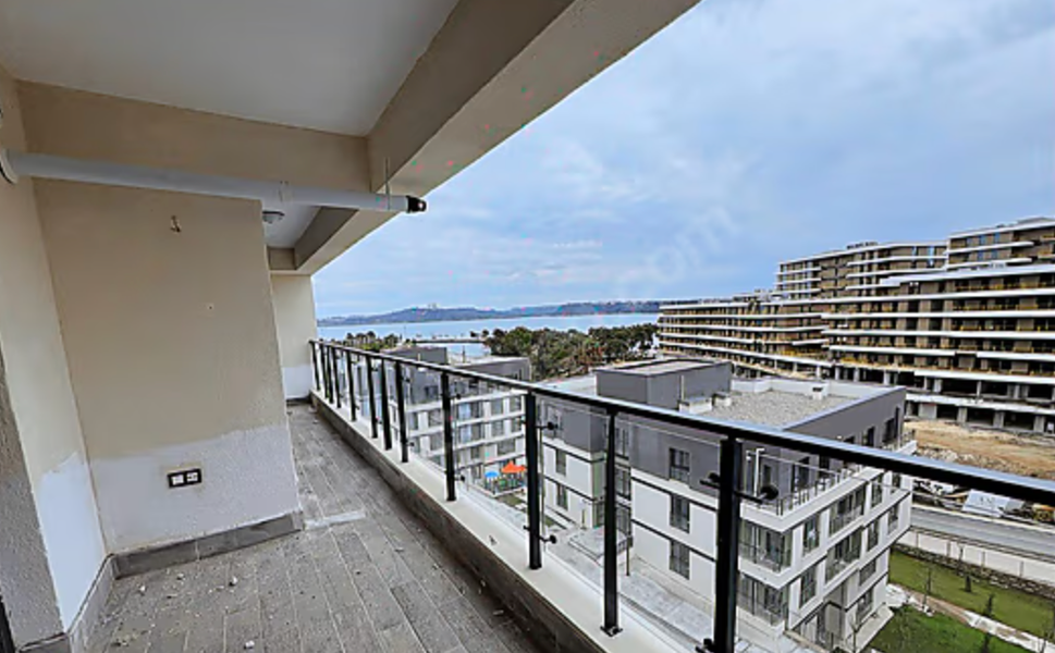 Adana Göl Manzaralı Lüks TOKİ'ler Reklam Panosuna Döndü