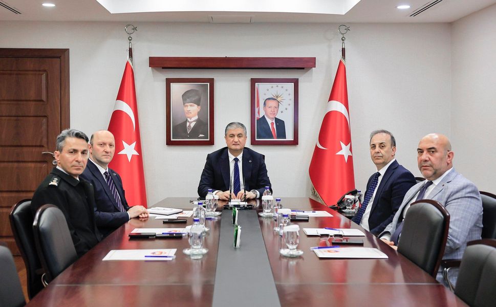 Adana'da Üst Düzey 'Okul Güvenliği' Zirvesi: Vali Yavuz Düğmeye Bastı, Denetimler Artıyor!