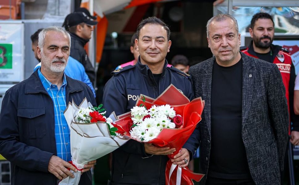 Adana Demirspor’dan Polis Teşkilatına Çiçekli Kutlama