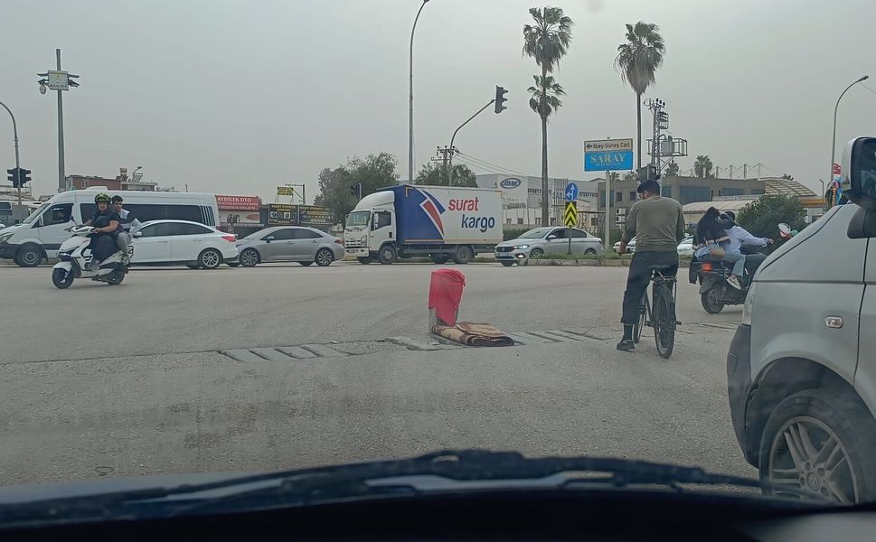 Adana E-5 Karayolu'nda Akılalmaz Görüntü: Ölüm Çukuruna 'Halılı' Önlem!