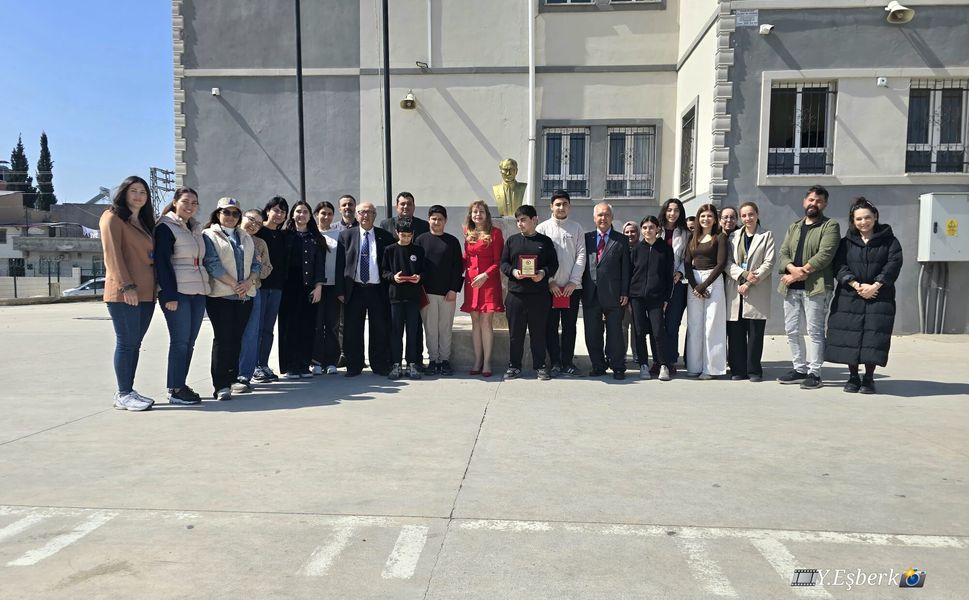 Fırtınaya Meydan Okuyan Çocuklar! Atatürk Büstünü Böyle Korudular