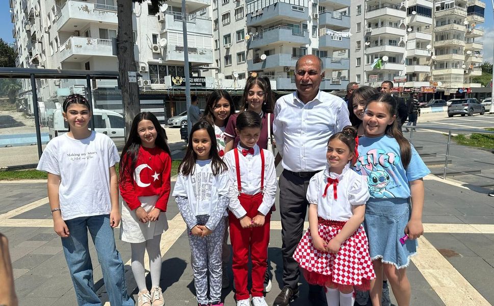 23 Nisan’da Yumurtalık Renkli Görüntülere Sahne Oldu