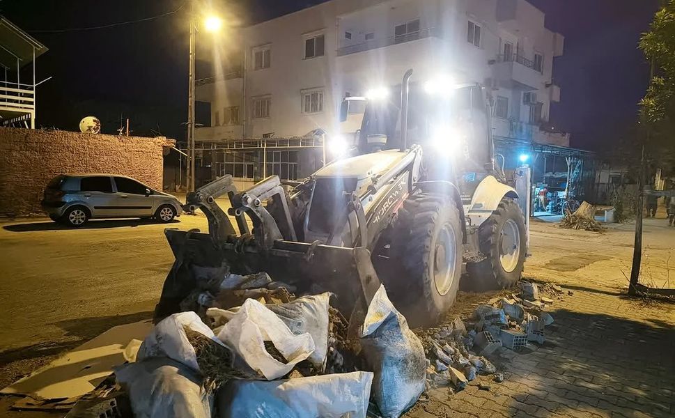Ceyhan’da Gece Mesaisi: Moloz Ve Hafriyat Atıkları Temizlendi