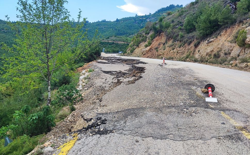 Karaisalı’da Yol Çöktü: Ulaşım Tek Şeride Düştü