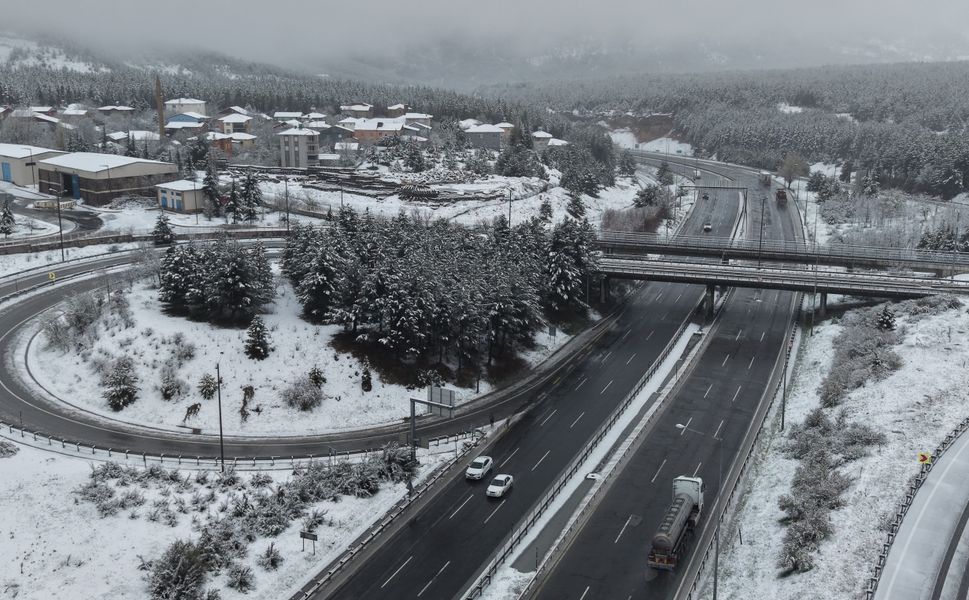 Pozantı'da Kar Yolları Kapadı