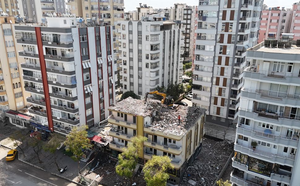 Adana’da Orta Hasarlı Binaların Yıkımı Yeniden Başladı