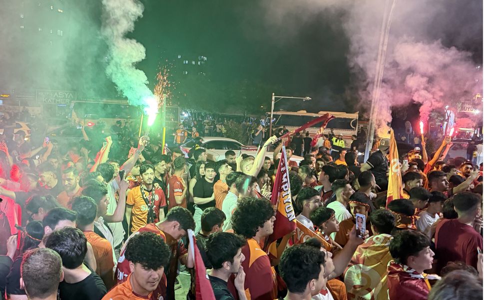 Adana’da Galatasaray Coşkusu: Taraftarlar Meşalelerle Kutlandı
