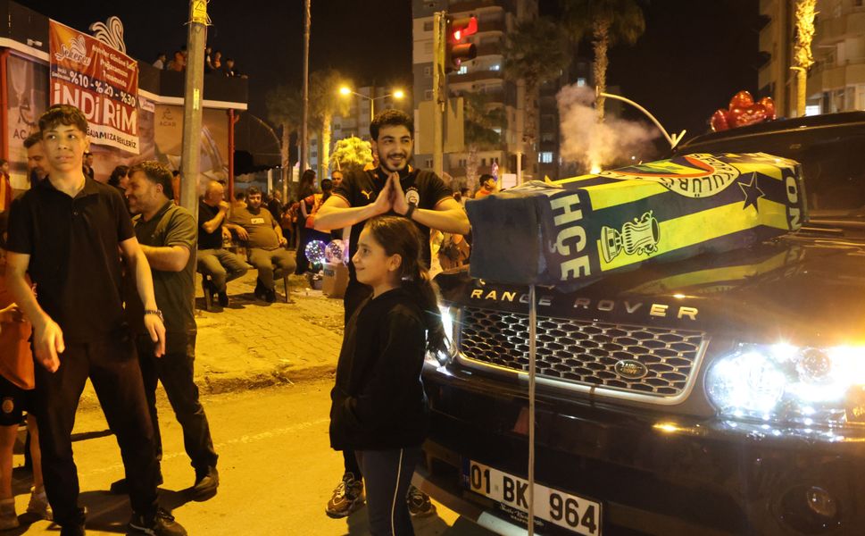 Kozan’daki Kutlamalarda Dikkat Çeken Görüntü: Tabutlu Gösteri