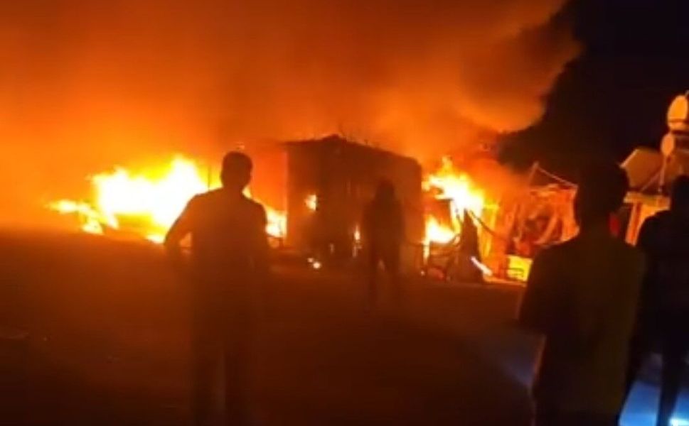 Adana’da Korkutan Yangın: 3 Konteyner ve 4 Çadır Kül Oldu