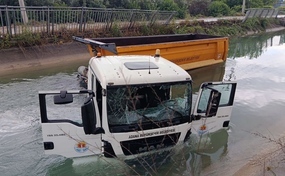 Adana’da Korku Dolu Anlar! Kontrolden Çıkan Tır Sulama Kanalına Uçtu