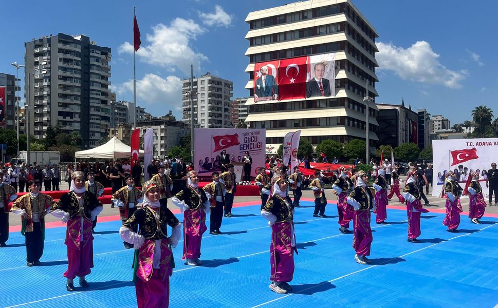 Adana’da 19 Mayıs Coşkusu Meydanlara Taştı
