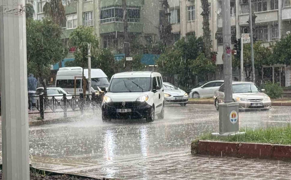 Adana’da Mayıs Ortasında Sağanak Şoku! Vatandaşlar Hazırlıksız Yakalandı