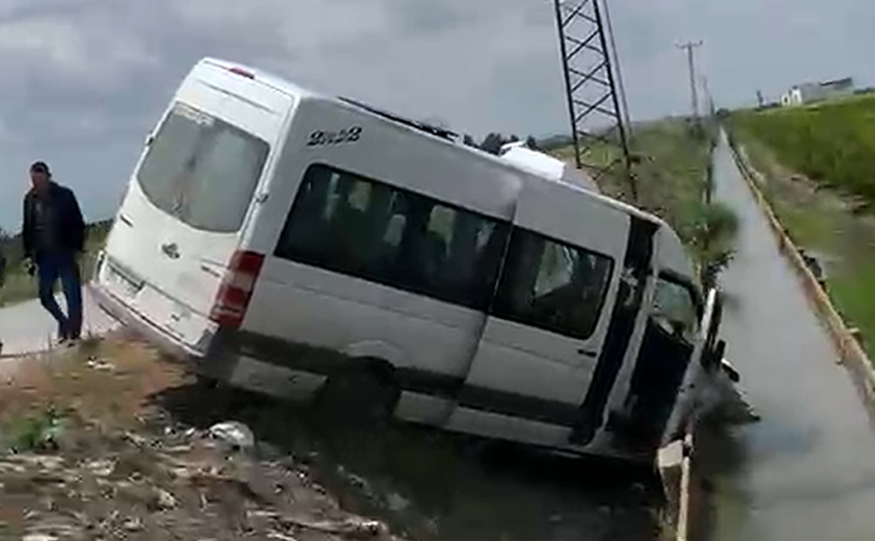 Adana’da İşçi Servisi Şarampole Devrildi: Çok Sayıda Yaralı Var