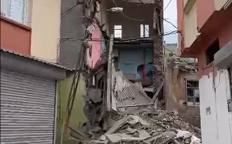 Adana’da Deprem ve Sağanak Metruk Binayı Yıktı