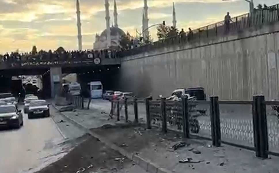 Adana D-400’de Korkutan Kaza: Optimum Alt Geçidinde Kontrolden Çıkan Araç Bariyerlere Çarptı!