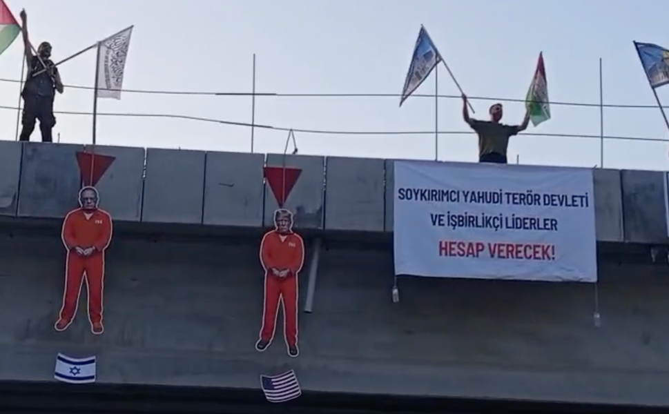 Adana’da Köprüde İsrail Protestosu! Kendilerini Demirlere Astılar