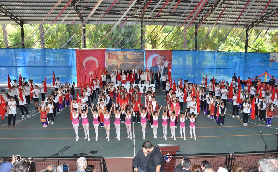 Adana'da 19 Mayıs Coşkusu: Final Okulları'ndan Görkemli Tören