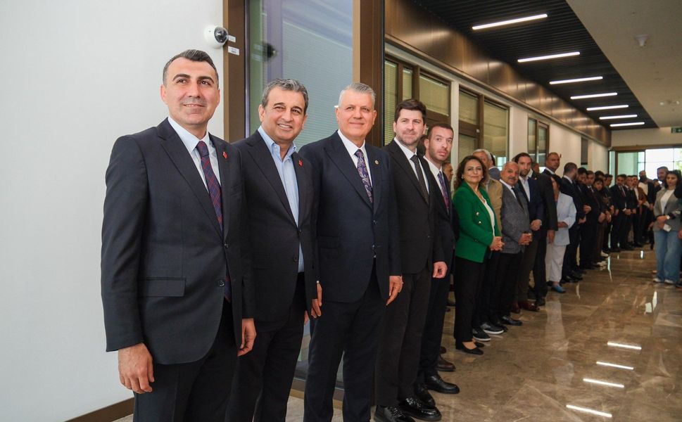 Özgür Özel Adana’ya Geldi! Havalimanında Büyük Karşılama