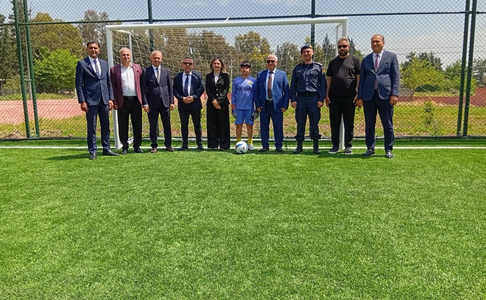 Ceyhan’da Öğrencilere Dev Yatırım! Kurtkulağı’na Modern Halı Saha