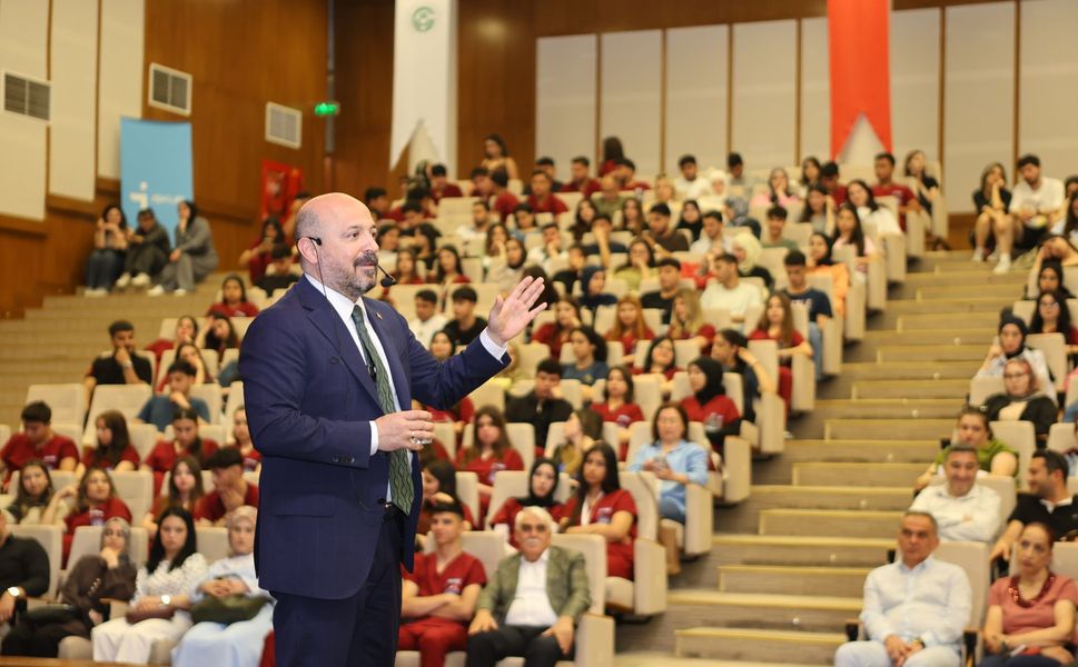 Nacar, Sağlık Kariyer Fuarında Gençlere Konuştu