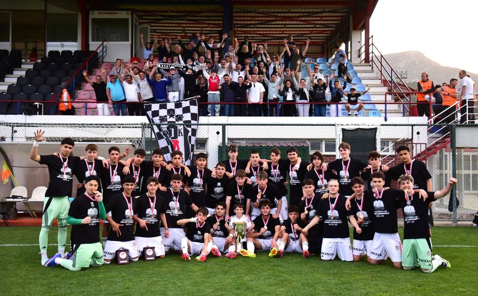 Adana Demirspor Eski Oyuncusu Cem Uskanyiğit Şampiyonluk Kupasını Kaldırdı