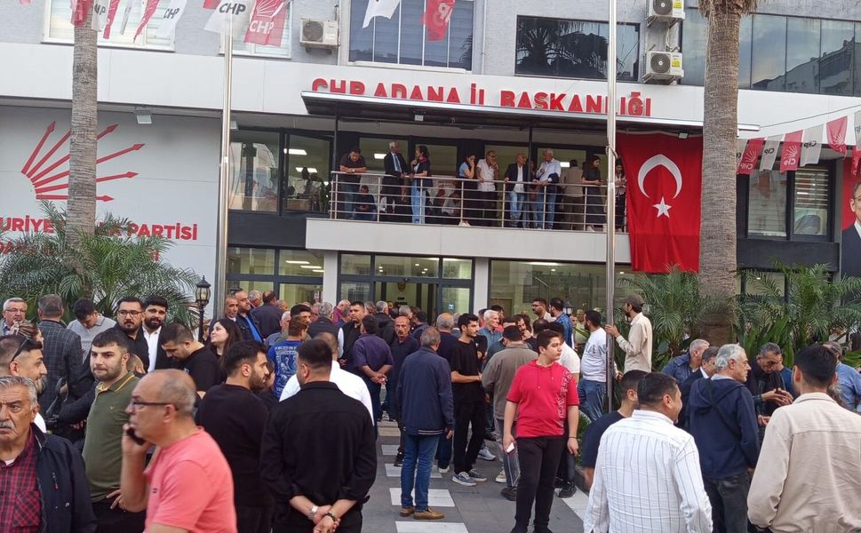 CHP Adana İl Binasında Hareketlilik: Partililer Toplanmaya Başladı