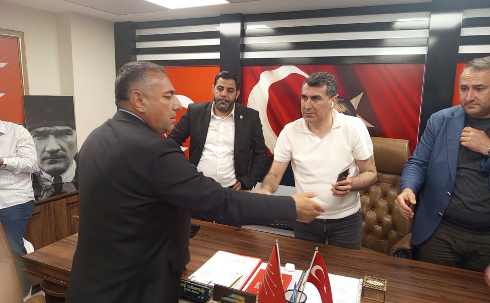 Güngör Geçer CHP İl Binasına Geldi