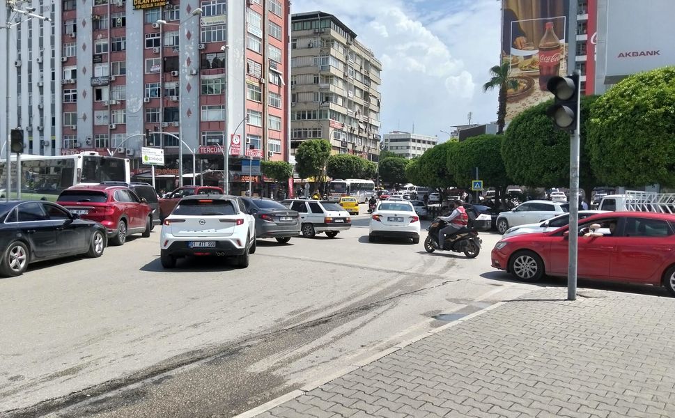 Adana’da Trafik Sinyalizasyon Krizi: Şehir Genelinde Ulaşım Kilitlendi!