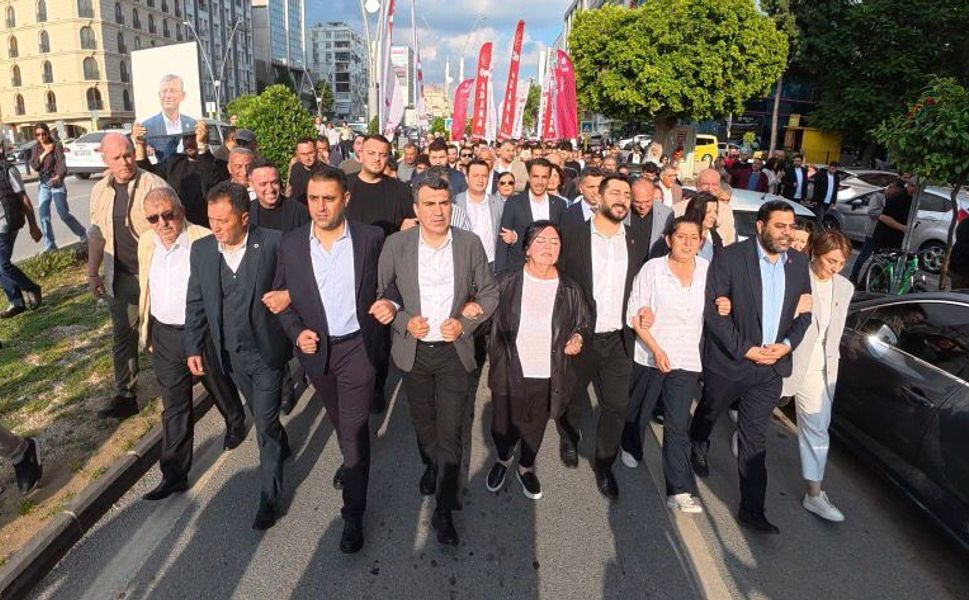 Adana’da CHP’liler Sokağa İndi! “Mutlak Butlan” Kararına Sert Tepki