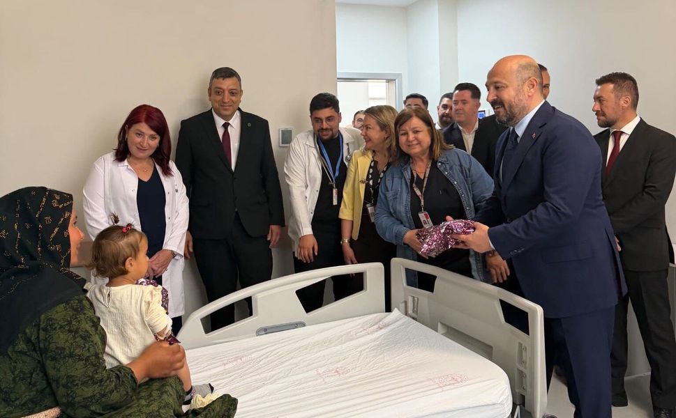 Nacar'dan Anlamlı Ziyaret: Hastalarla Bayramlaştı