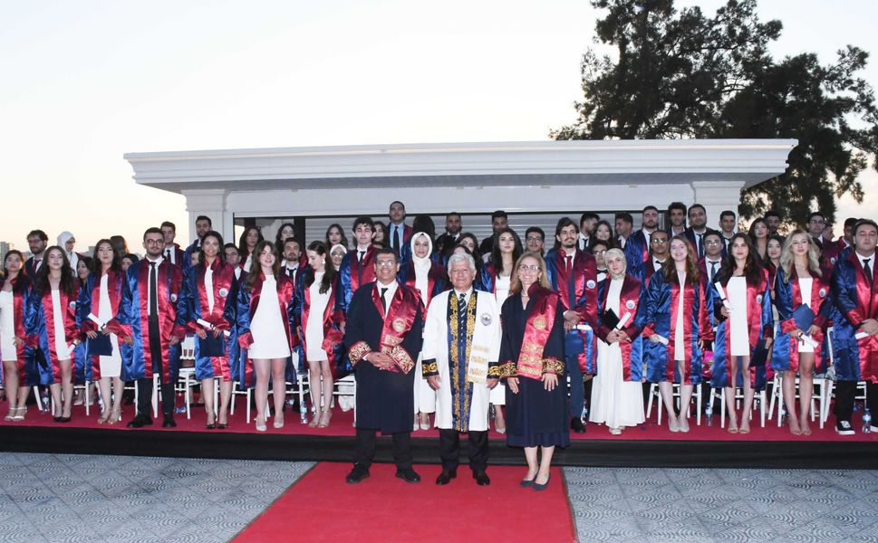 Adana’da SBÜ'de Genç Hekimler Diplomalarına Kavuştu