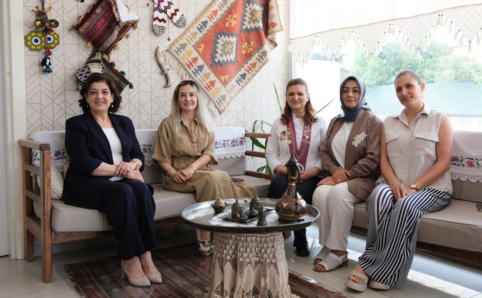 Süreyya Yavuz Yüreğir'deki Gastronomi Sultanları Kooperatifi'nde Üreten Kadınlarla Buluştu