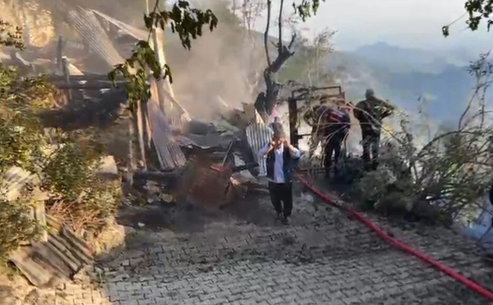 Kozan’da Korkutan Yangın! Alevler Ormana Sıçradı, Havadan Müdahale Edildi