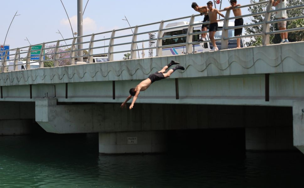 Adana’da Ölümüne Serinlik: Gençler Kanallara Akın Etti